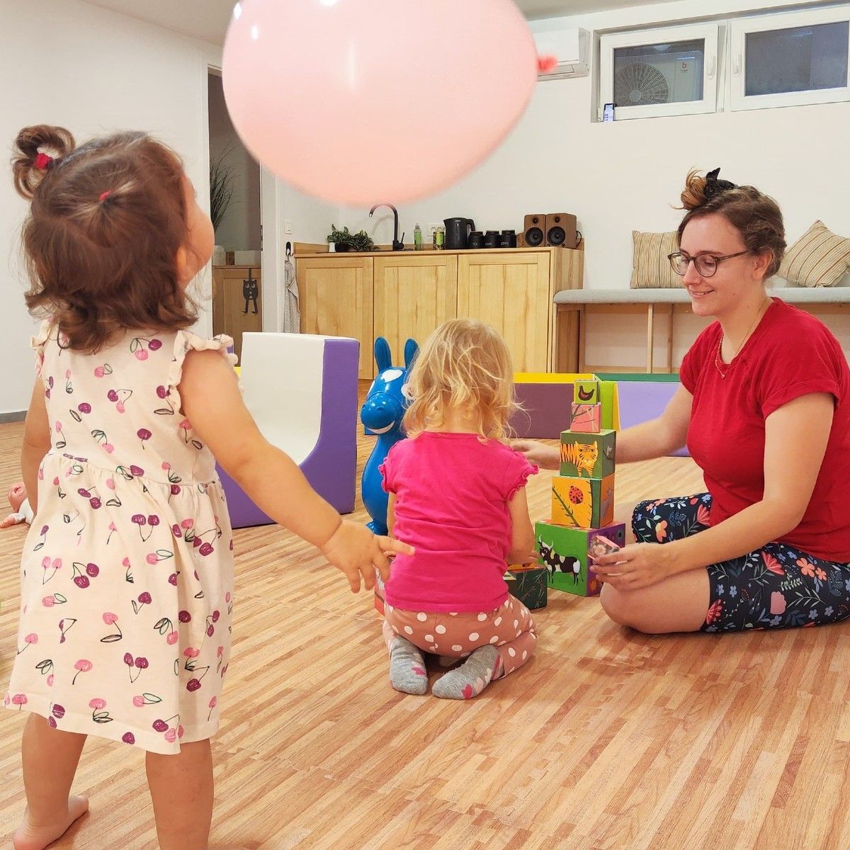 Nasmejana Ana z otroci