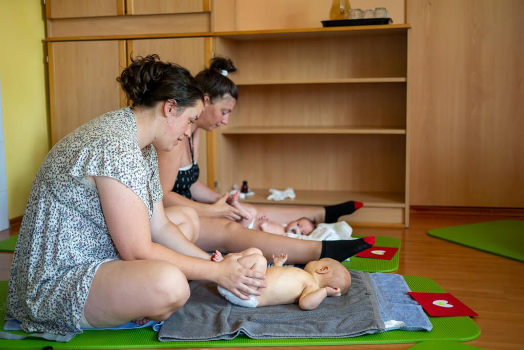 Topel dotik - slika s tečaja masaže dojenčka