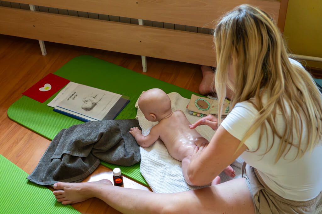 Topel dotik - slika s tečaja masaže dojenčka