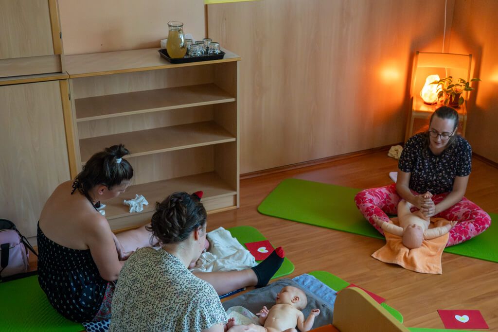 Topel dotik - slika s tečaja masaže dojenčka